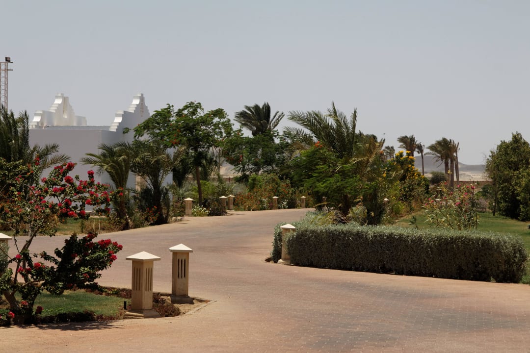 Vor dem Hotel Lahami Bay Beach Resort