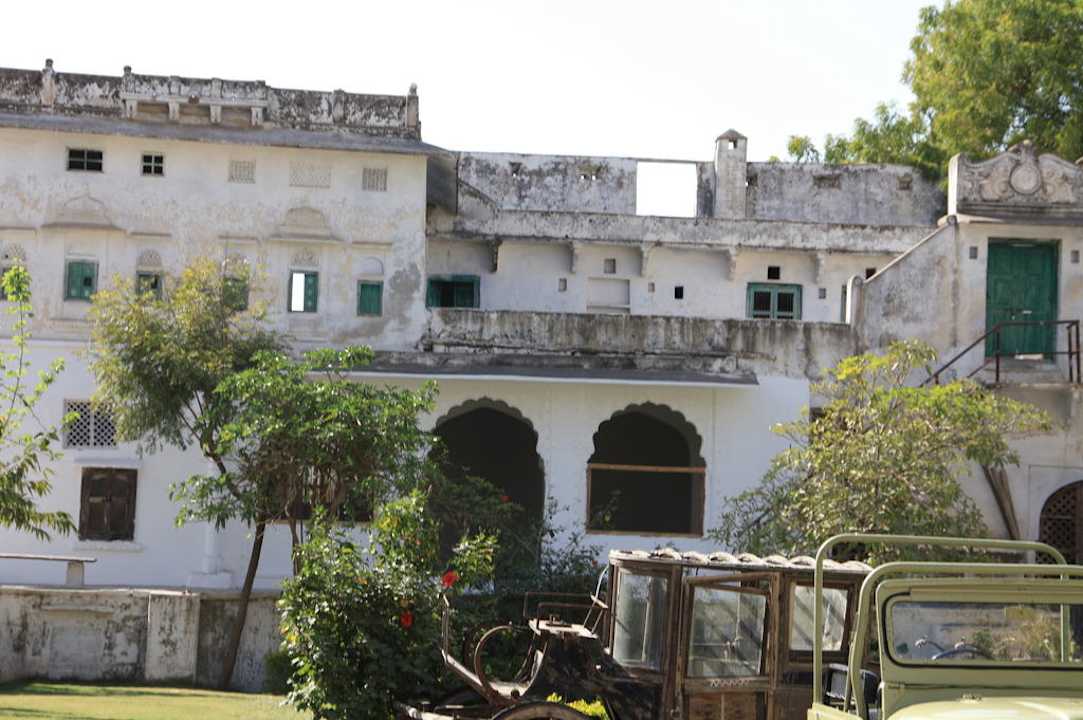 Alte Kutschen zieren den Hof Hotel Nimaj Palace