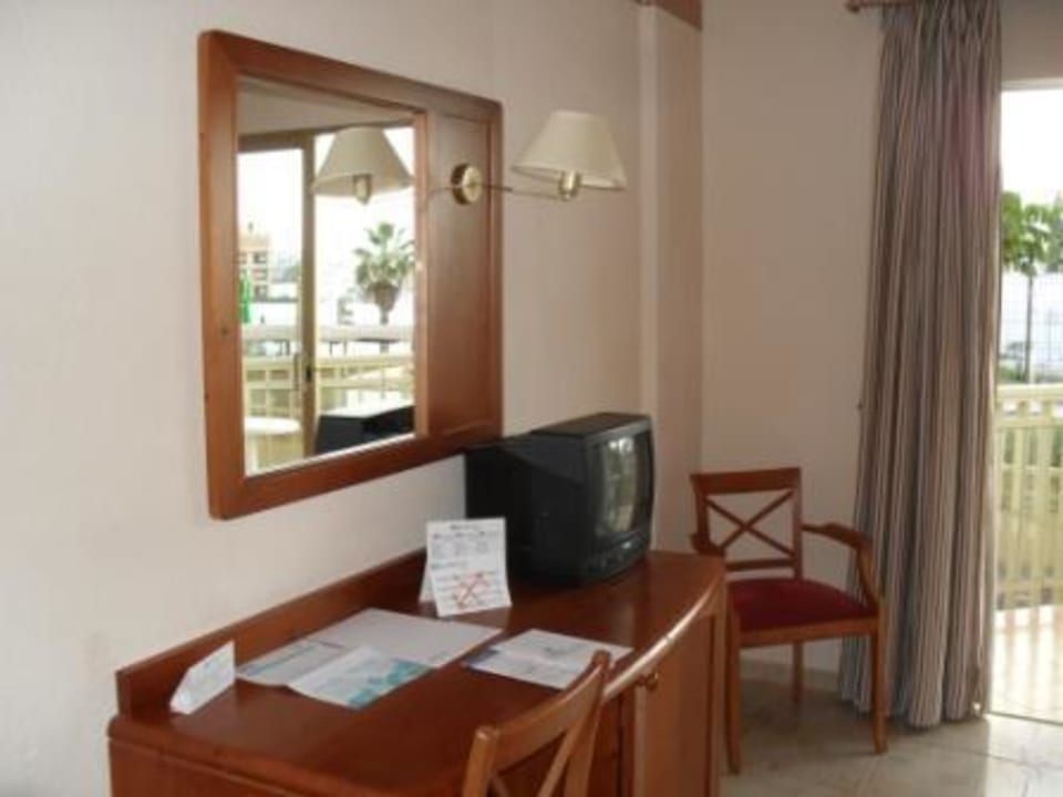 Schreibtisch im Zimmer mit Fernseher Hovima Costa Adeje - For Cool Adults