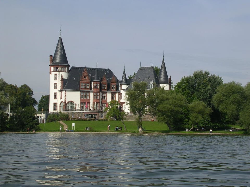 Blick vom Wasser auf das Schloss Seehotel Schloss Klink