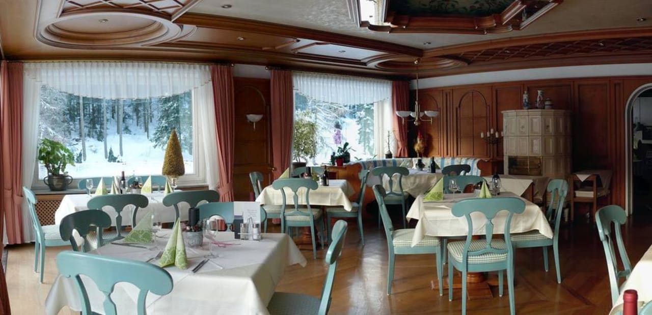 Der geschmackvolle Restaurantbereich mit Seeblick Hotel Langenwaldsee