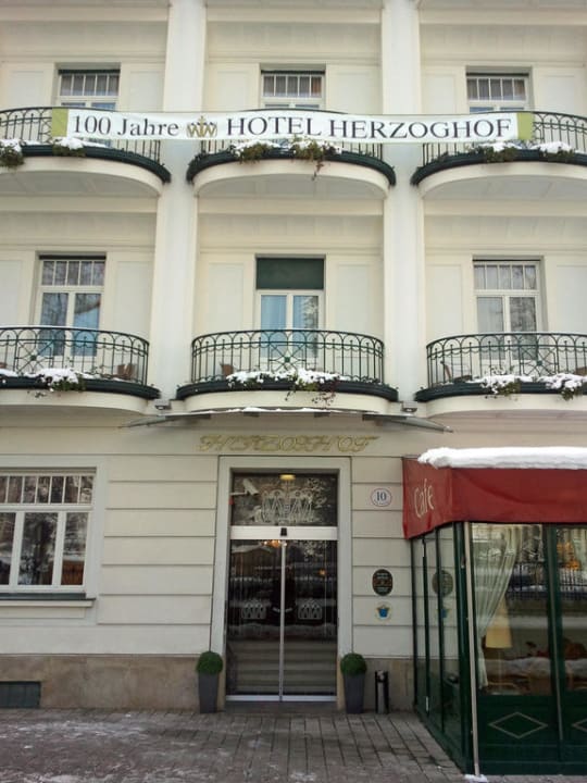 Hoteleingang Hotel Herzoghof