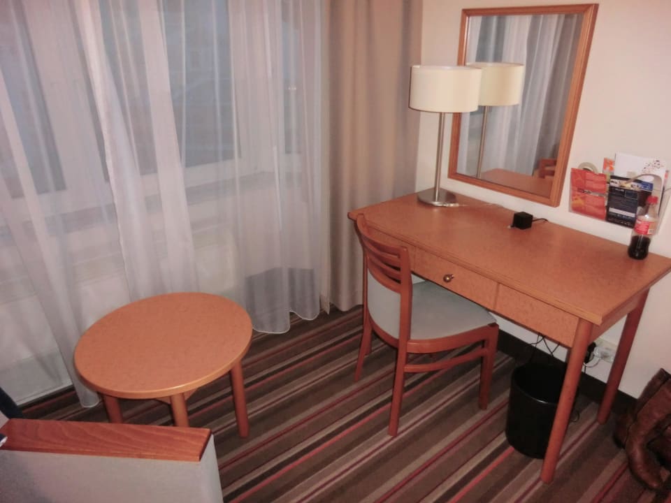 Schreibtisch, Sitzeck Leonardo Hotel Hamburg Airport