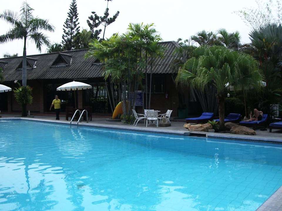 Großer Pool mit Rezeption und Gastronom. Hotel The Cottage