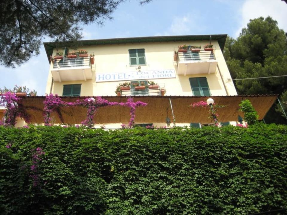 Ansicht des Hotels von der steilen Auffahrt aus Hotel Locanda Dei Fiori