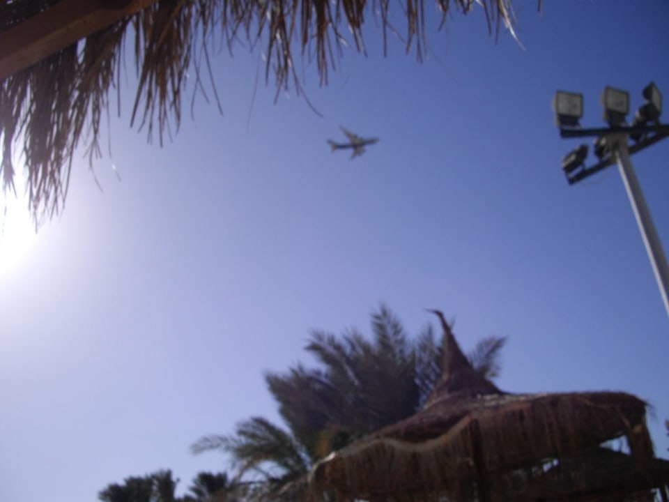Flugzeug direkt über dem Hotel Pickalbatros Dana Beach Resort - Hurghada