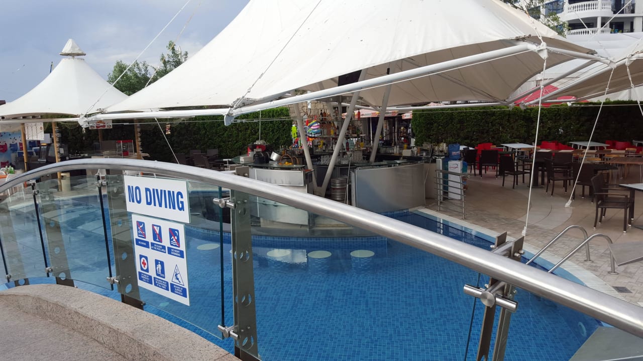Poolbar Effect Grand Victoria Hotel