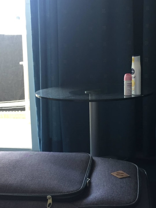 Dicke Staubschicht auf dem Tisch Effect Grand Victoria Hotel