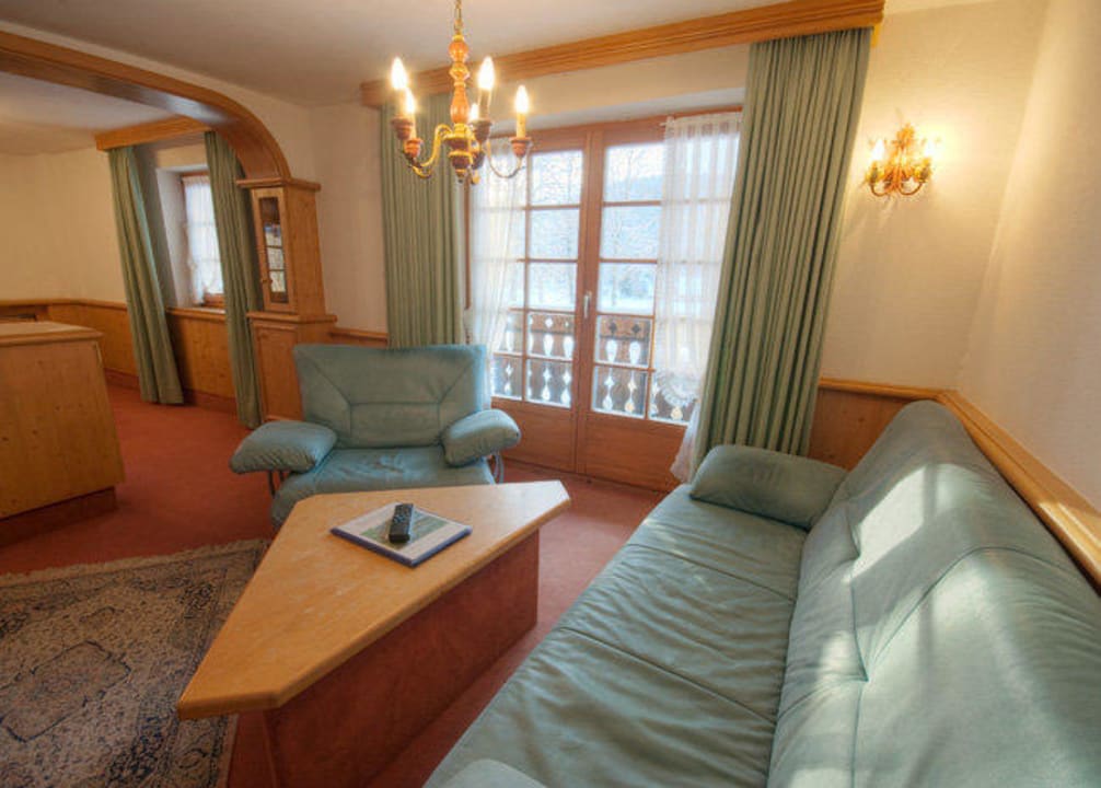 Wohnbeispiel mit Sitzecke und TV Heizmannshof Hotel & Restaurant