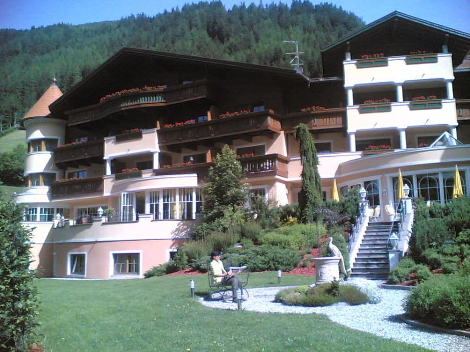 L'entrata dell'Albergo AMONTI Wellnessresort