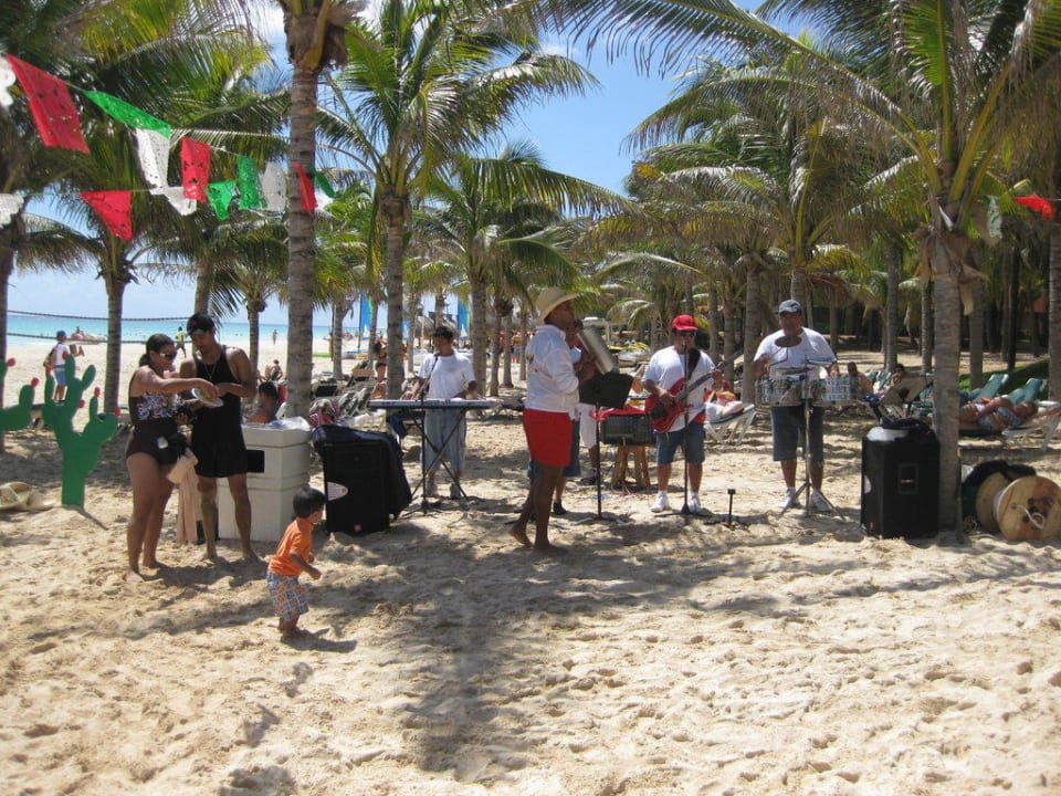 Party mit Barbecue am Strand Hotel Riu Tequila