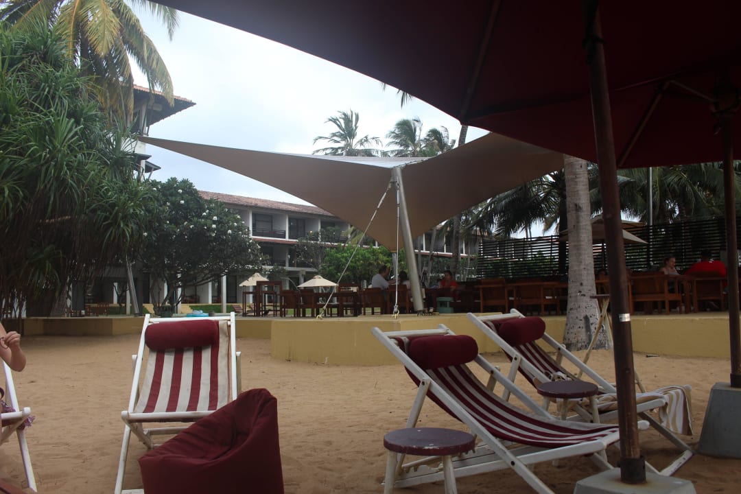 Blick aufs Hotel von der Strandbar Hotel Jetwing Beach