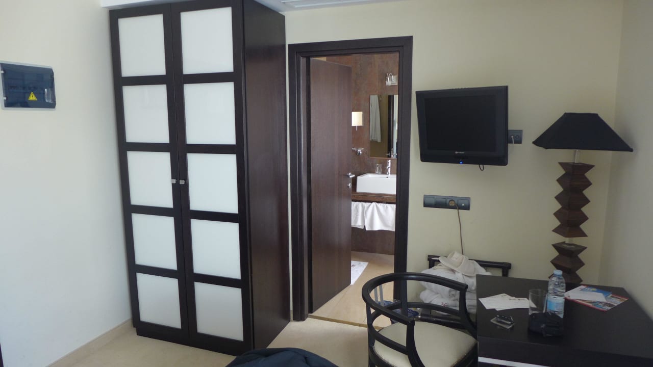 Links der einzige Schrank mit Safe und Kühlschrank Hotel San Miguel