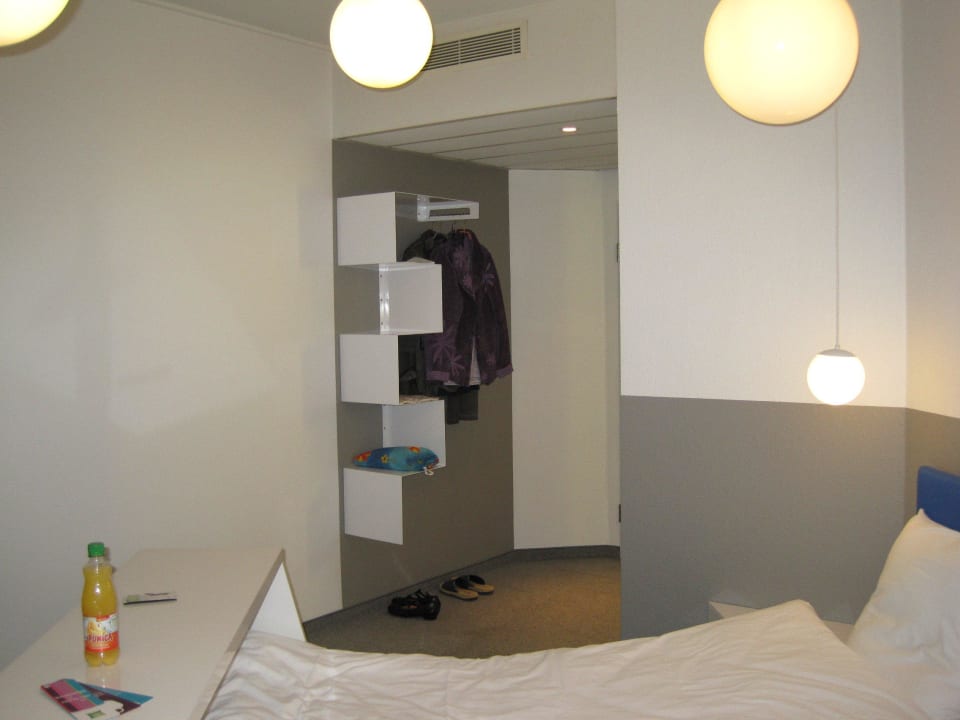 Unpraktischer Schrank-Ersatz B&B HOTEL Aachen City-Ost