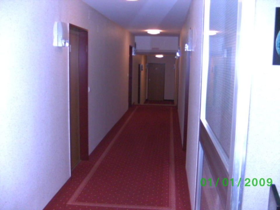 Flur vor unserem Zimmer links Hotel Apollo