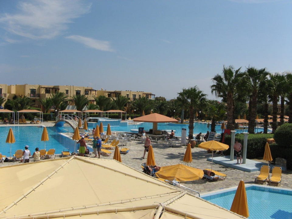 Pool mit Poolbar Porto Bello Beach