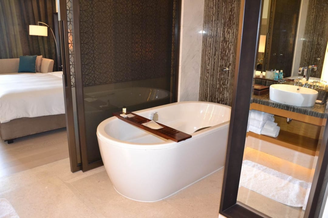 Ein Teil des Badezimmers Park Hyatt Abu Dhabi Hotel and Villas