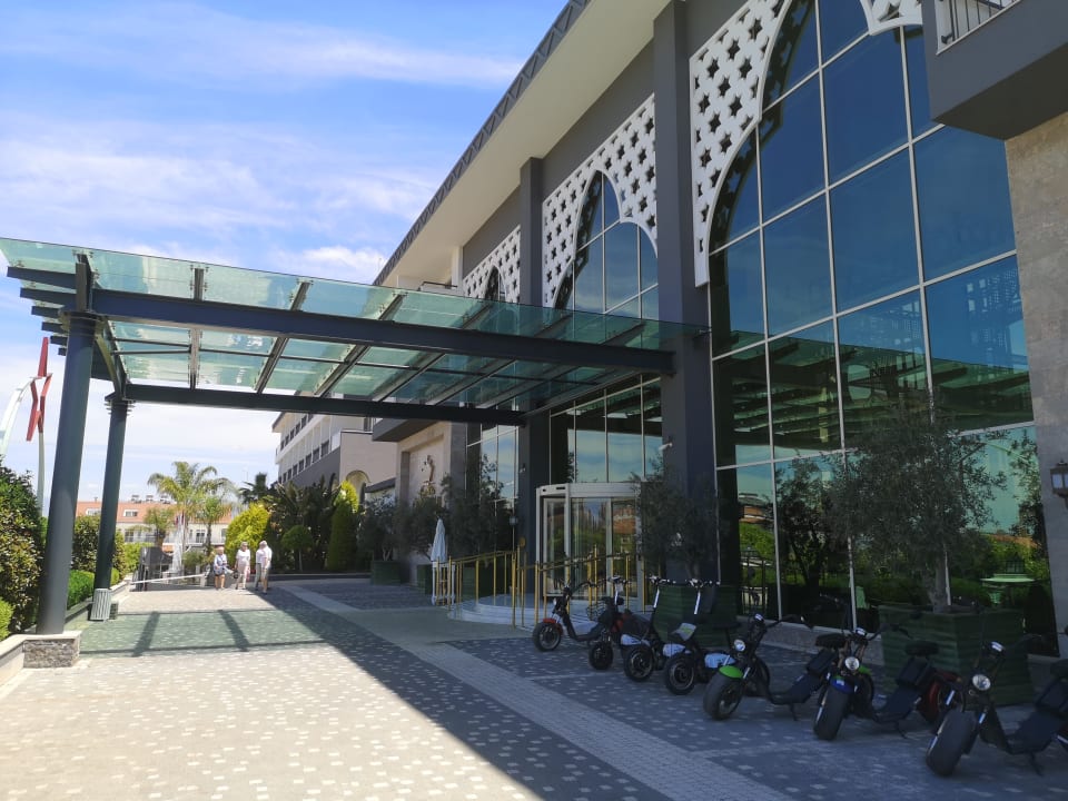 Lobby Well Palace Side