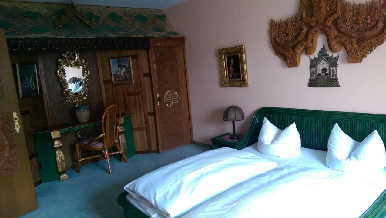 Schlafzimmer 1 Hotel Karlsteiner Stuben