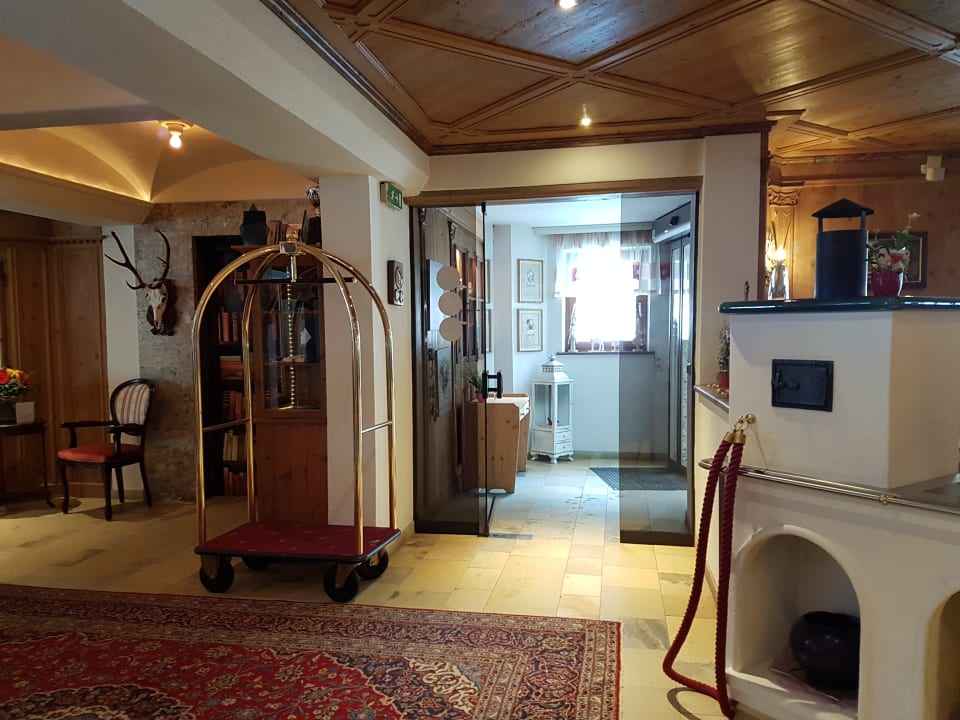 Blick von der Bar an den Eingang Hotel Olympia