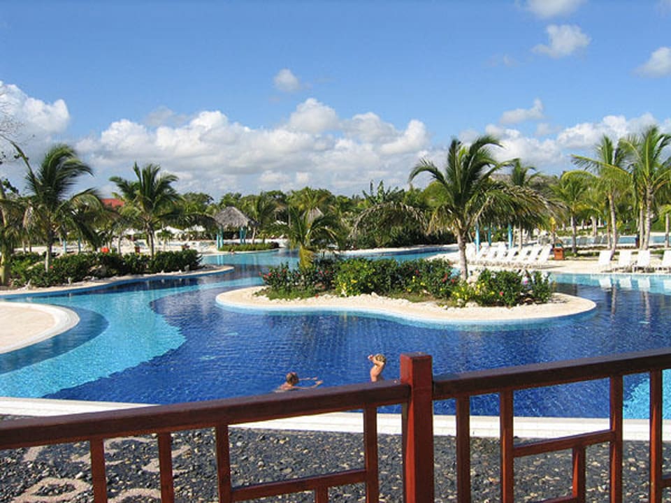 Der Pool von der Brücke aus gesehen. Hotel Playa Pesquero