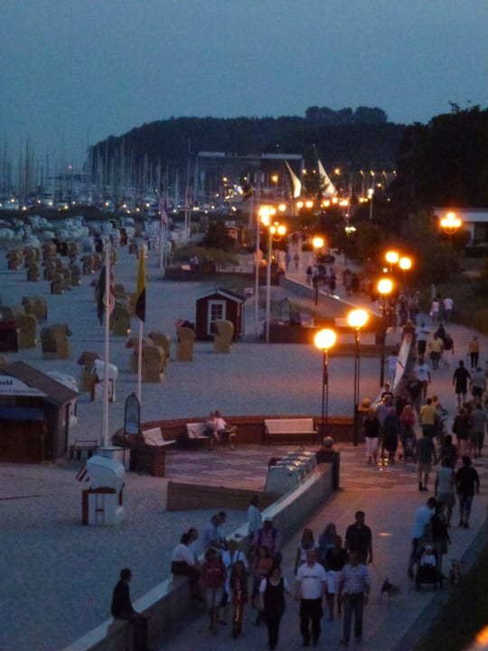 Kurpromenade am Abend Strandhotel Grömitz