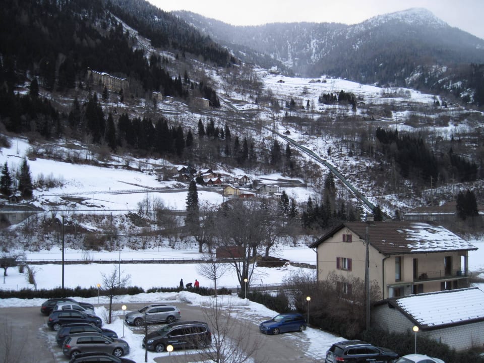 Blick vom Zimmer auf den Parkplatz Motel Gottardo Sud