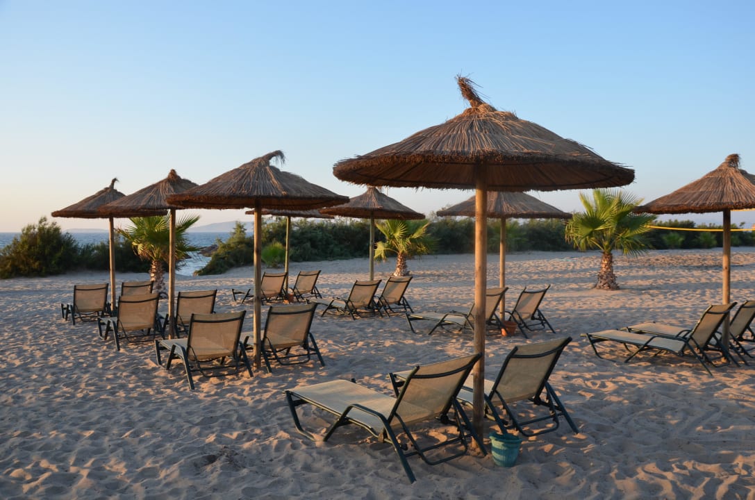 Liegen am Strand Atlantica Marmari Palace