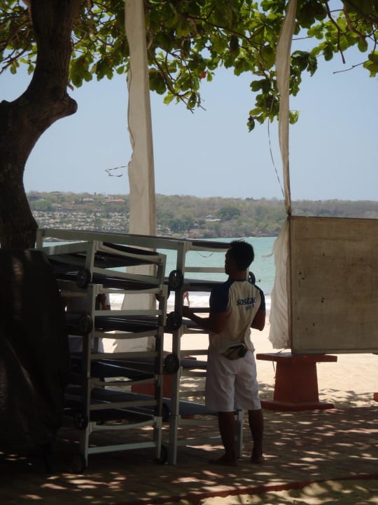 Neue Liegen aber scheinbar nur für spezielle Gäste Hotel Keraton Jimbaran Resort