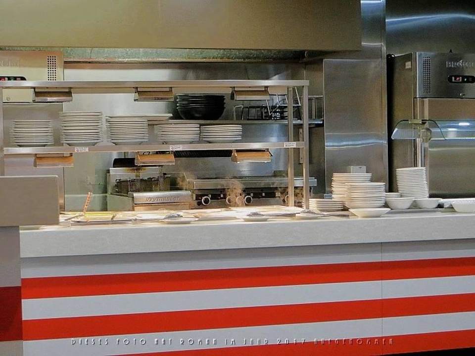 Eine Theke des Frühstücksbüffets Travelodge Hobart