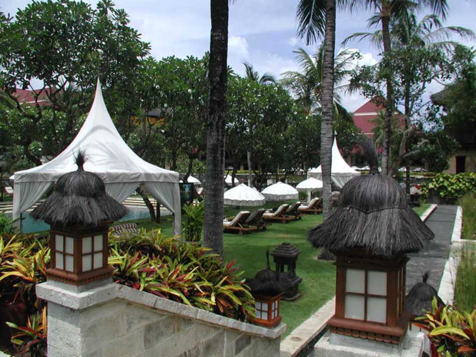Blick in die Gartenanlage. InterContinental Bali Resort