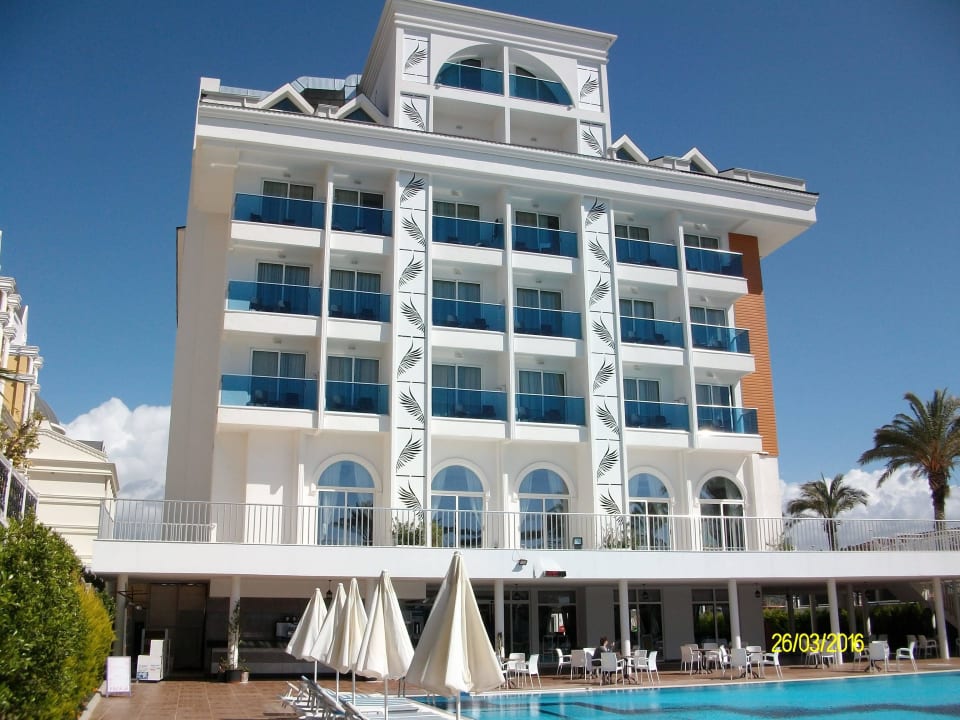 Hotel von der Poolseite Palm World Side Resort & Spa