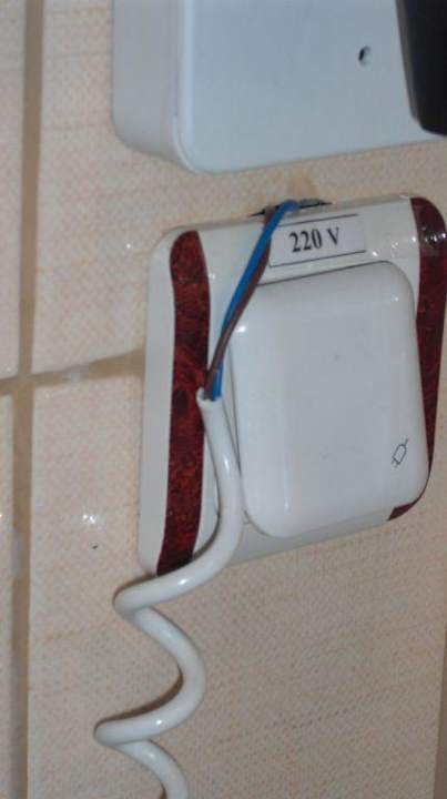 Rasierstecker im Bad freiliegende Kabel Hotel Aslan City Kleopatra