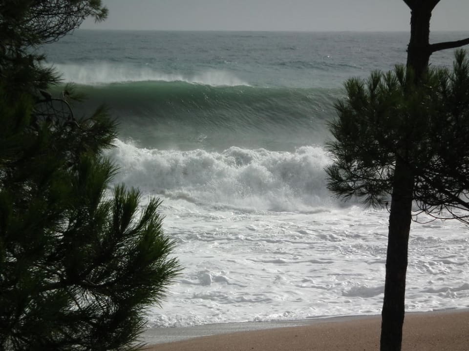 Wellen vor dem Hotel Hotel Aromar