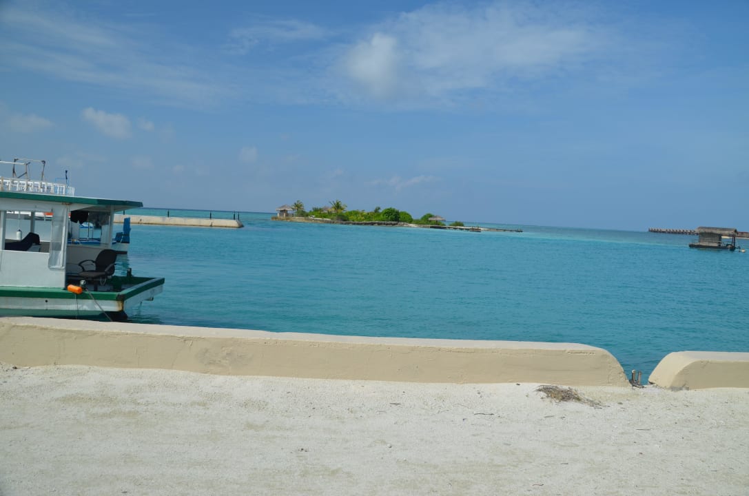 Ausblick vom Hauptsteg bei schönem Wetter Adaaran Select Hudhuran Fushi - Premium All Inclusive