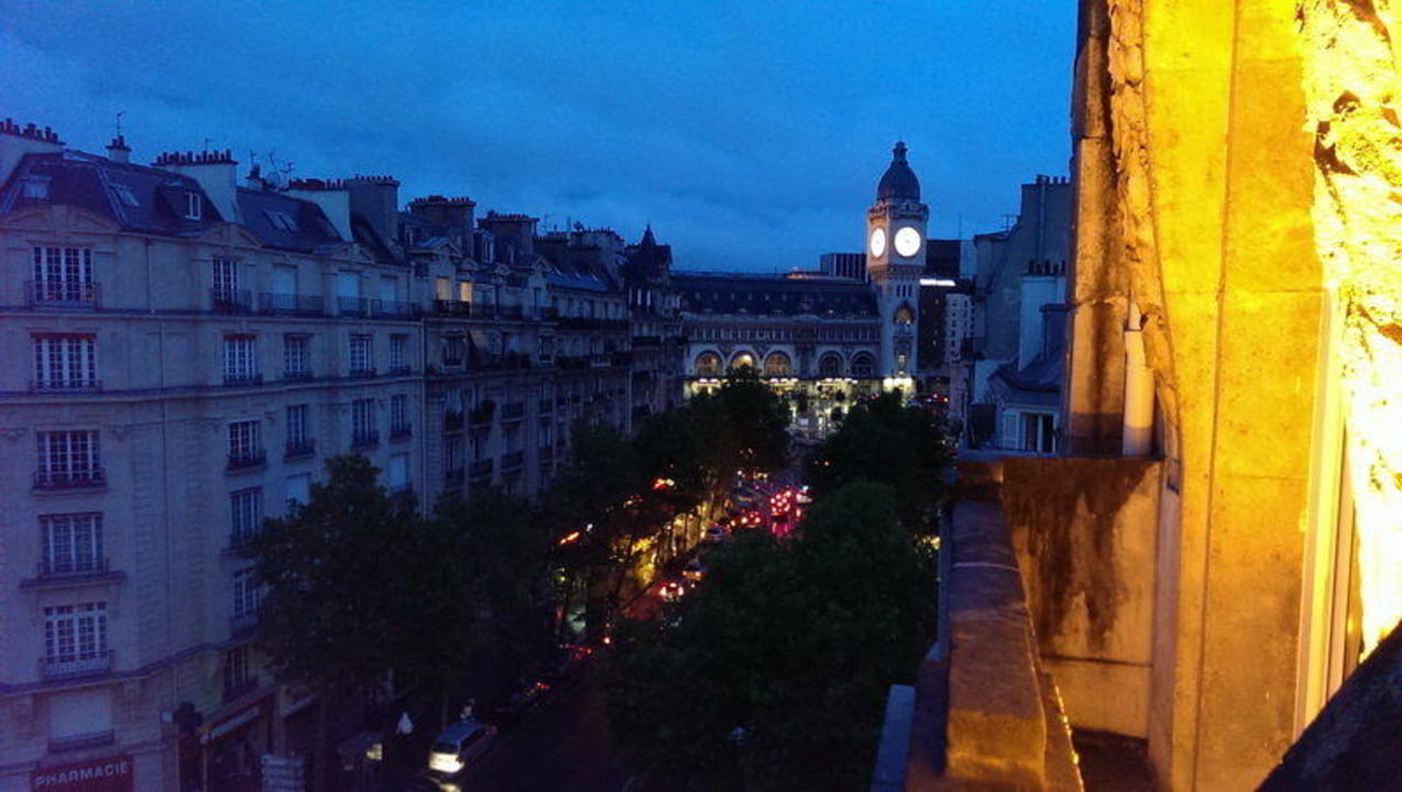 Vom Balkon zum Garde de Lyon bei Nacht Holiday Inn Paris Gare de Lyon Bastille