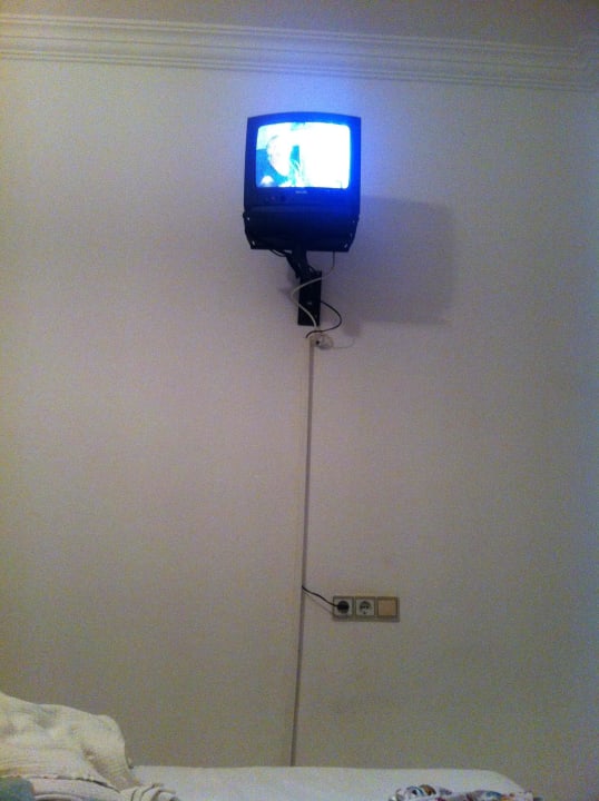 TV im Zimmer Semoris Hotel