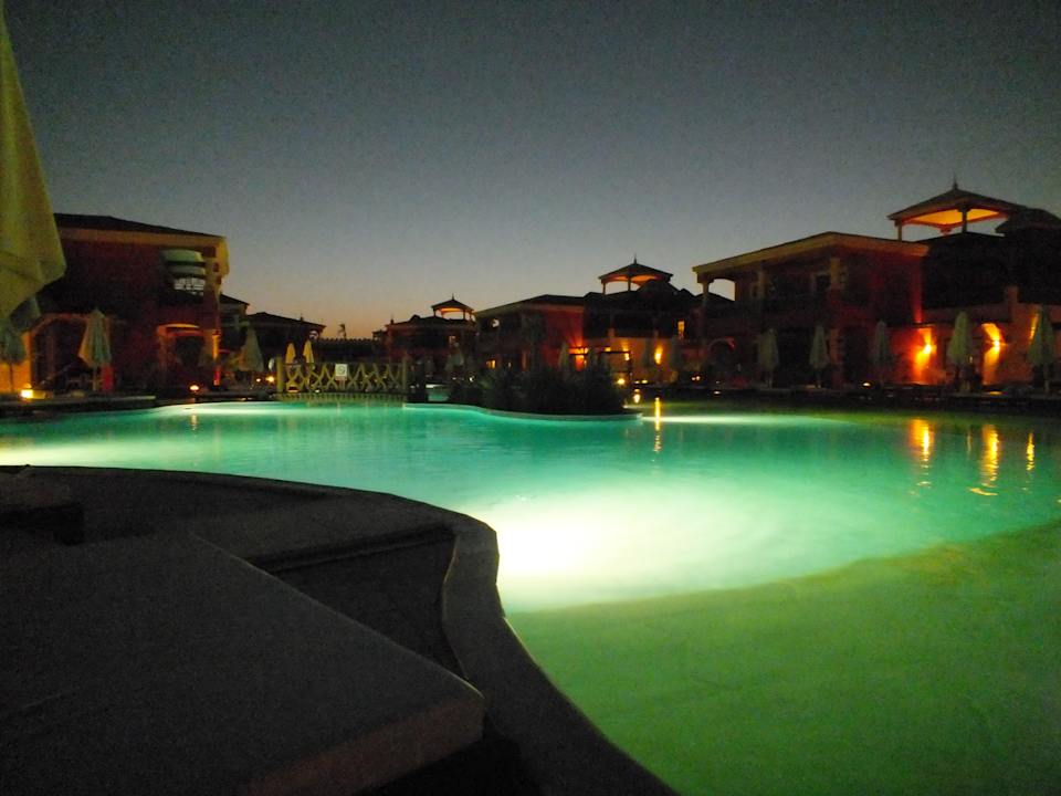 Pool am 400er Block bei Nacht Pickalbatros Alf Leila Wa Leila Resort - Neverland Hurghada