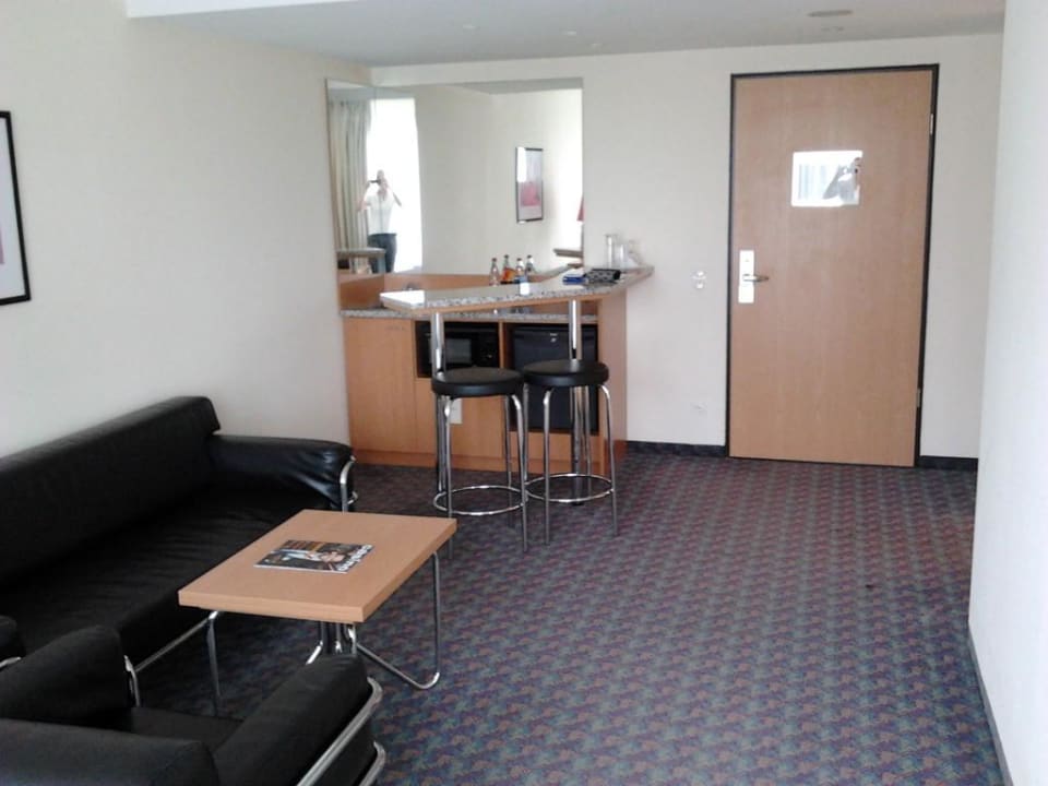 Blick zur Theke und zum Eingang Hotel NH Dortmund