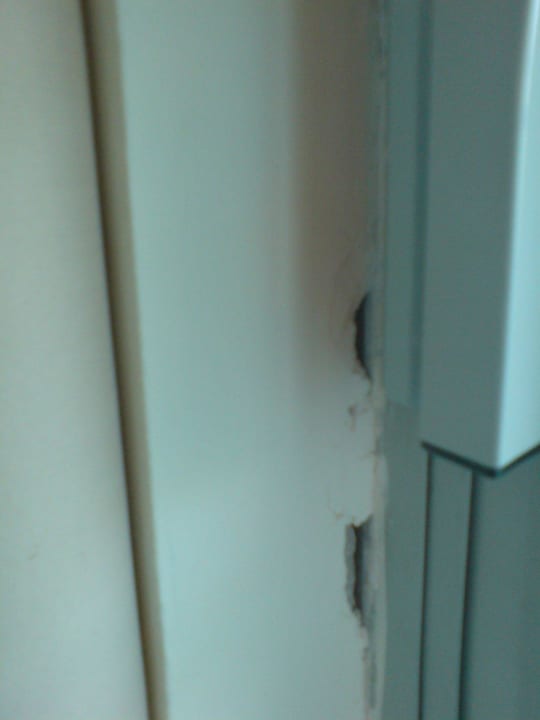 Leichte Schäden bei der Balkontür Hotel Pine Bay Holiday Resort