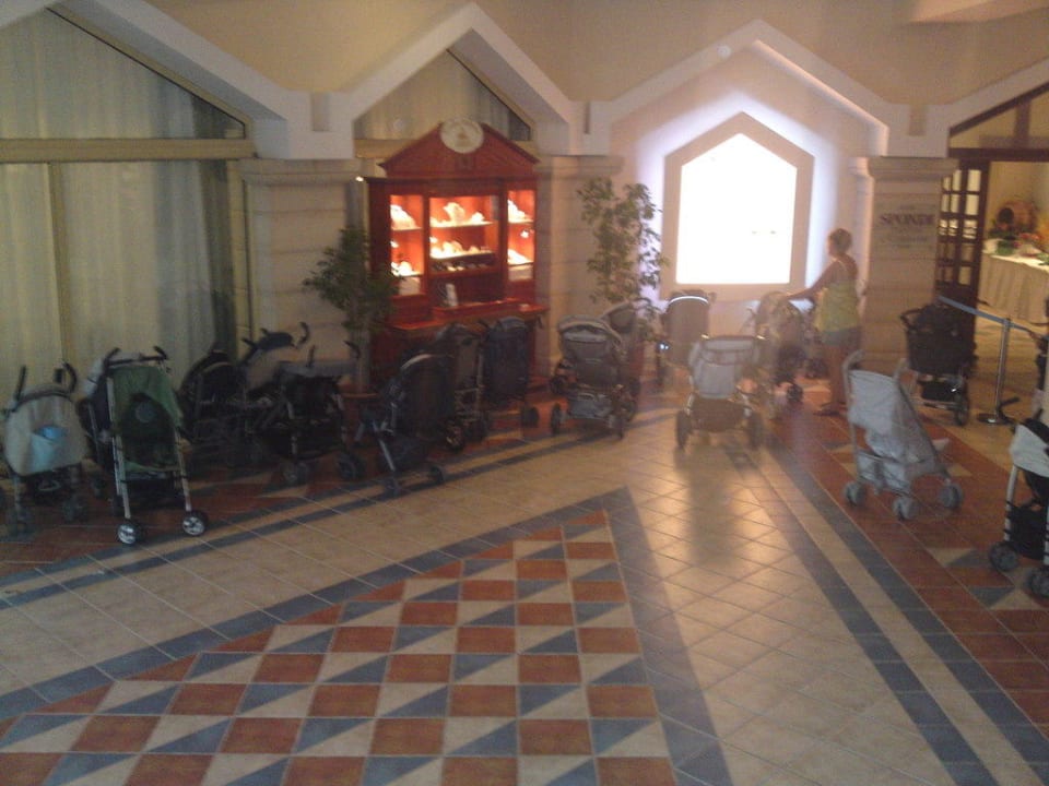 Vor dem Restaurant ist der Buggy-Parkplatz Lindos Princess Beach Resort & Spa