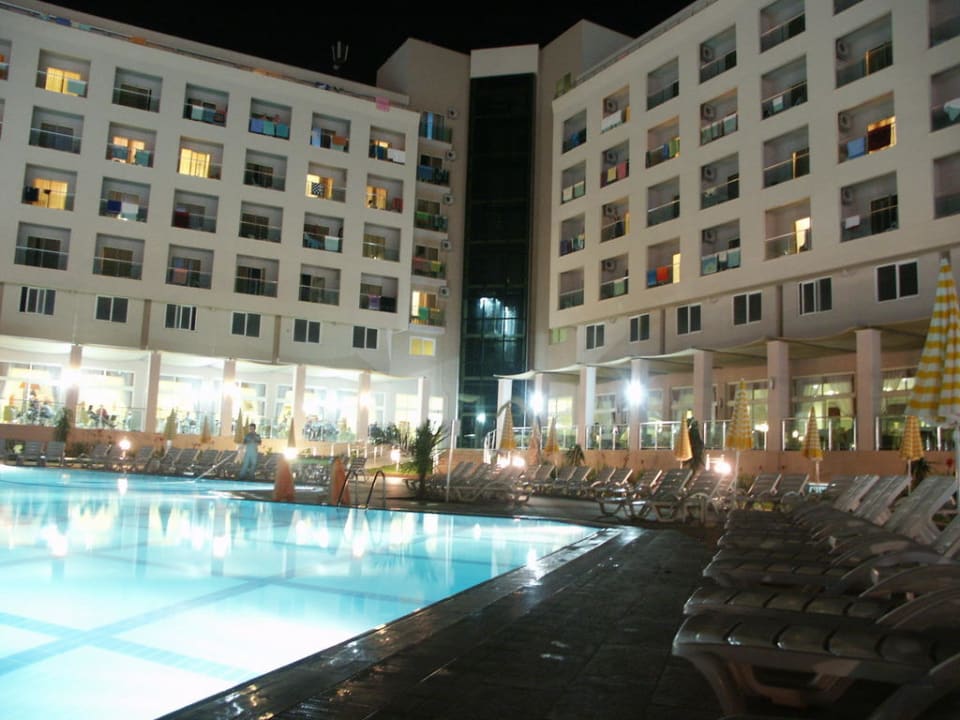 Hotel nocą przy basenie Miarosa Konaklı Garden