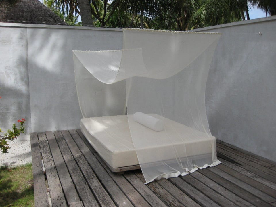 Deluxe Beach Villa mit Jacuzzi - Garten Tagesbett Kuramathi Maldives