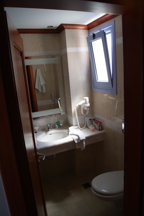 Bad mit Fenster Hotel Serita Beach