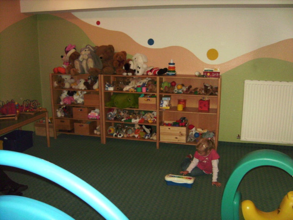 Spielzimmer im Keller Hotel Crystal - Das Alpenrefugium