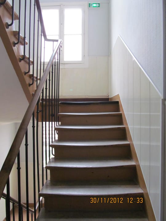 Treppenaufgang zum Zimmer mit schiefen Stufen. Hipotel Paris Belleville Gare de l'Est