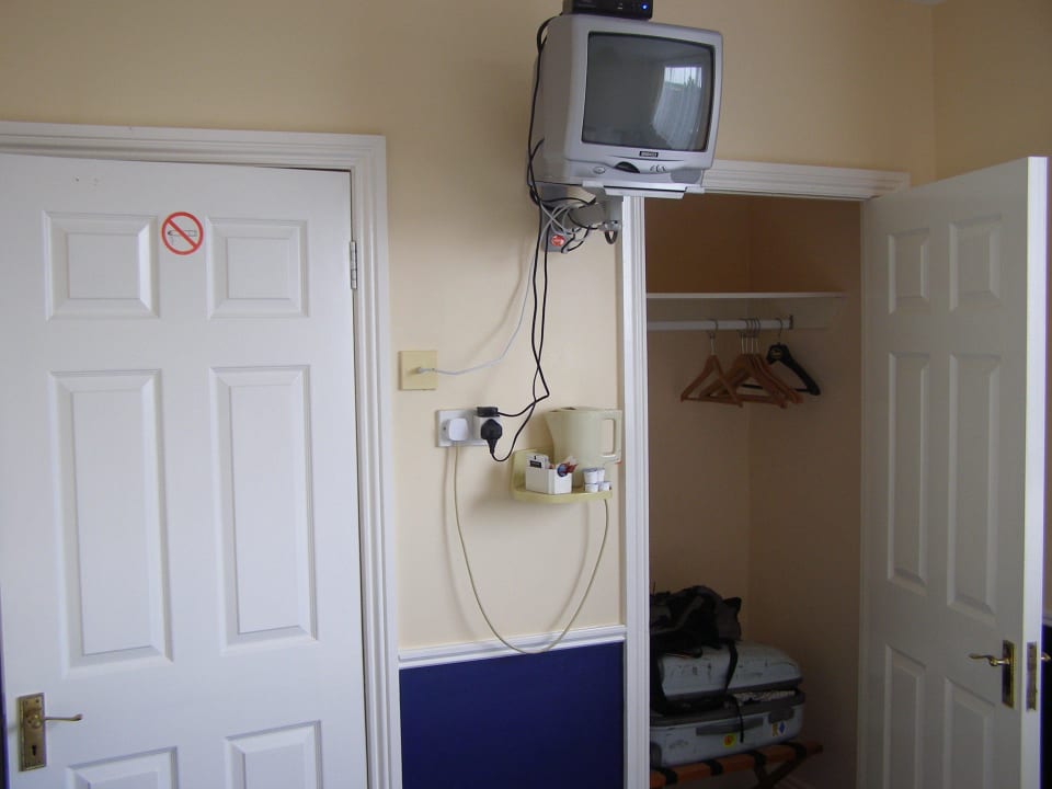 Entrance bad / store Hillview House