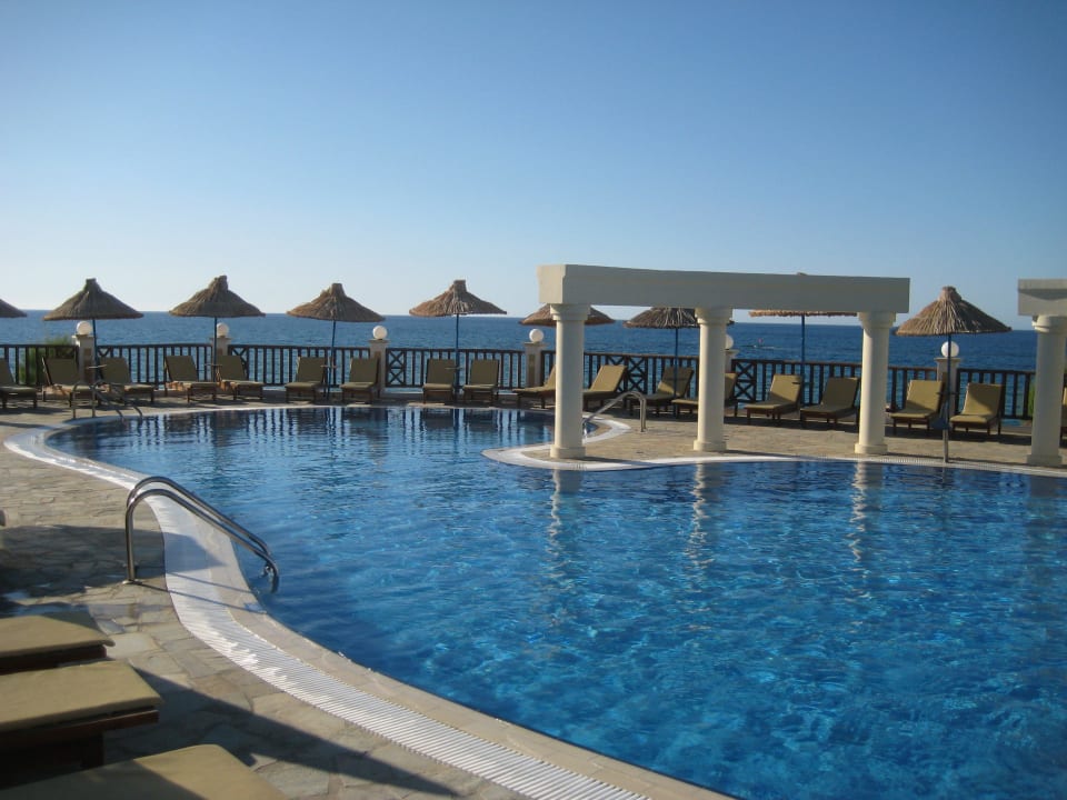 Einer der 3 Pools Alexander Beach Hotel & Village Resort