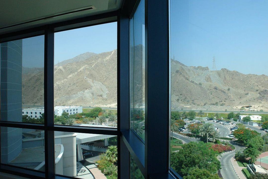 Blick nach draußen vom Korridor aus Hotel Le Meridien Al Aqah Beach Resort