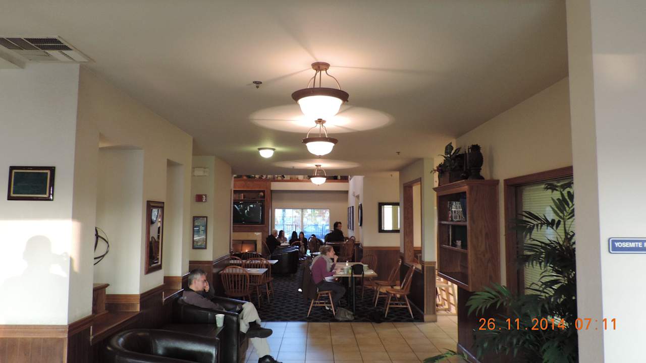 Lobby Hotel Charter Inn & Suites